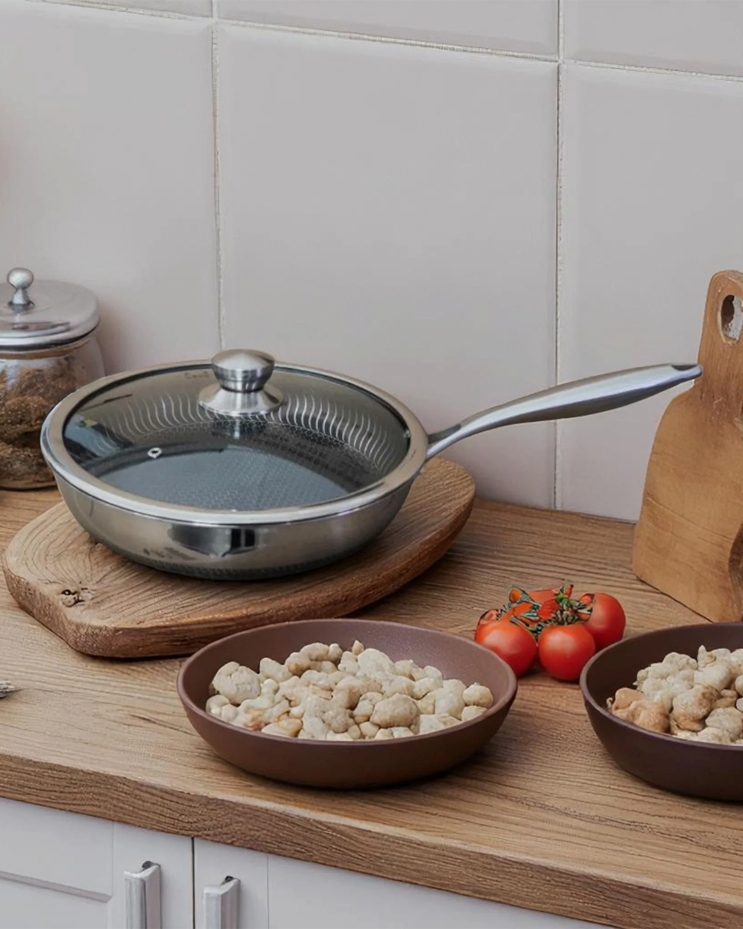 28cm Tri-Ply Honeycomb Frypan with Glass Lid - detail